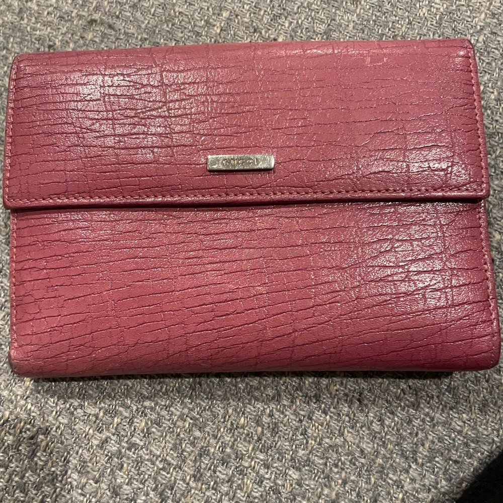 authentic vintage gucci wallet. Fair condition.